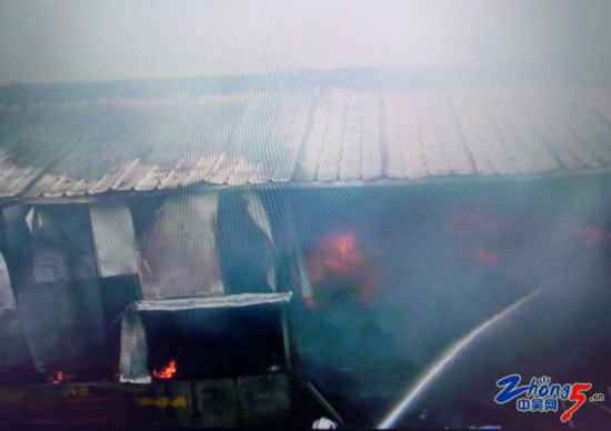 江苏武进一纺织企业发生火灾 五名工人被困火场0.png