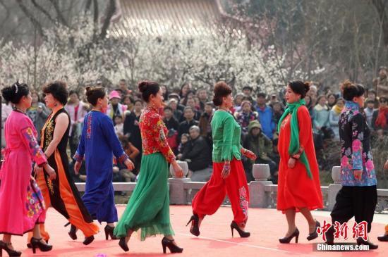 大妈着传统服装南京争艳0.jpg