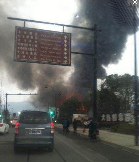 杭州转塘一家纺织厂着火 损失上千万1.jpg