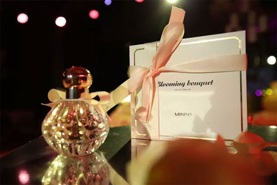 名创优品“花漾系列”香水全球发布 明星张檬到场助阵 1.jpg