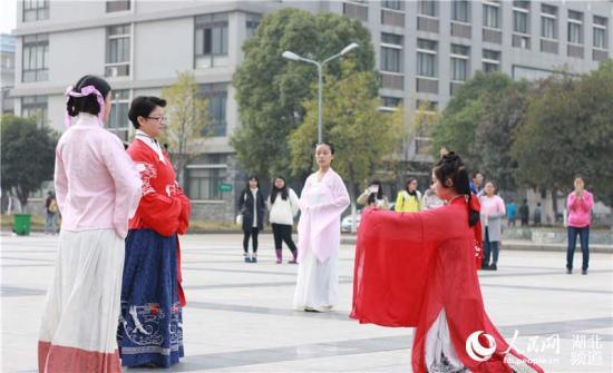 武汉博物馆举行传统服饰展 还原汉唐遗风0.jpg