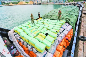 从香港走私到内地的549吨“洋垃圾”服装被截获0.jpg