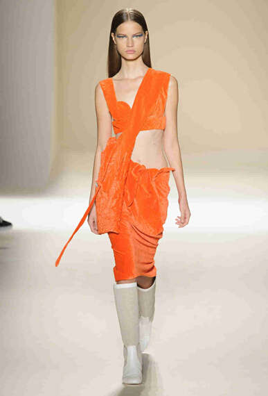 Victoria Beckham2017春夏纽约时装秀 天鹅绒与丝绸编织的性感11.jpg