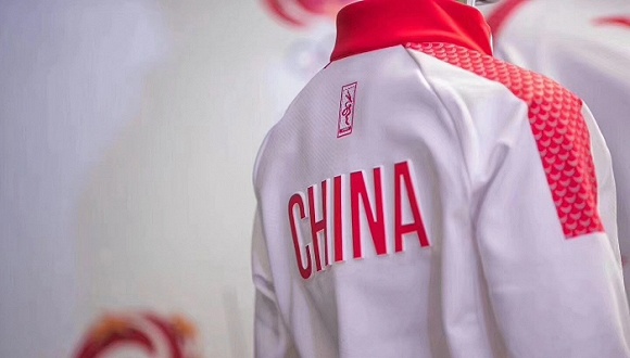 安踏设计冬奥会中国领奖服发布 网友称：怎一个丑字了得0.jpg