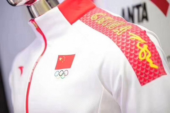 安踏设计冬奥会中国领奖服发布 网友称：怎一个丑字了得2.jpg