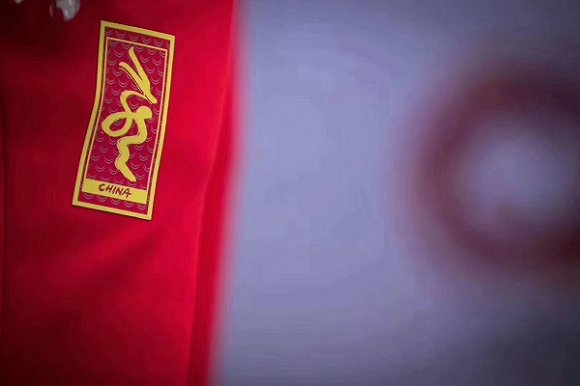 安踏设计冬奥会中国领奖服发布 网友称：怎一个丑字了得3.jpg
