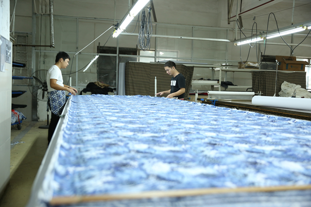 探访深圳南油产业带的服装巨头 服装产品“出厂记”0.png