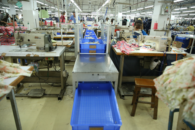 探访深圳南油产业带的服装巨头 服装产品“出厂记”1.png