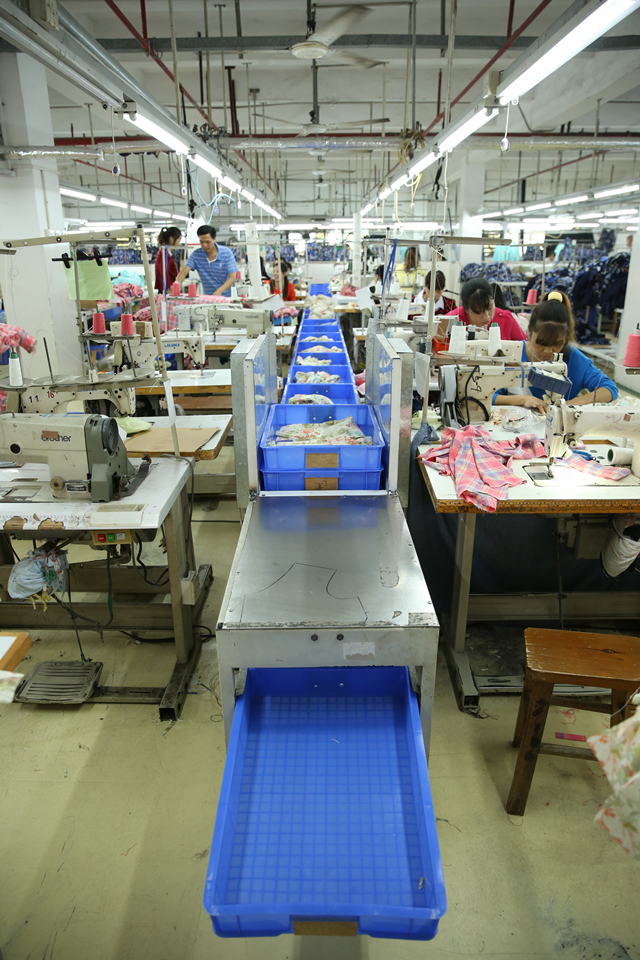 探访深圳南油产业带的服装巨头 服装产品“出厂记”2.png
