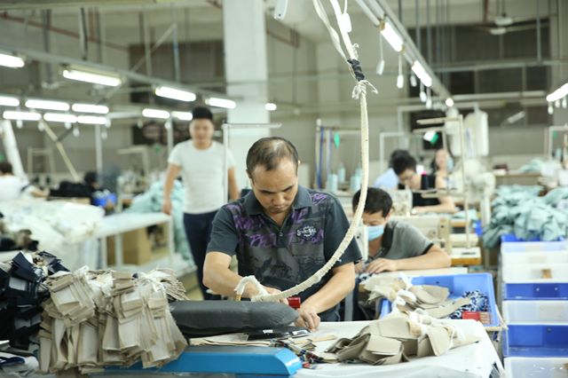 探访深圳南油产业带的服装巨头 服装产品“出厂记”3.png