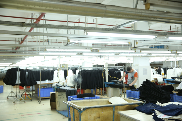 探访深圳南油产业带的服装巨头 服装产品“出厂记”7.png