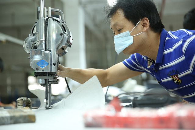 探访深圳南油产业带的服装巨头 服装产品“出厂记”8.png