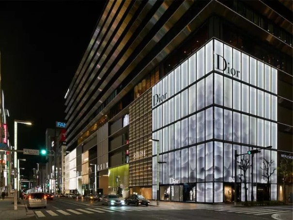 Dior日本最大旗舰店开幕，还在屋顶上办了一场高定秀0.jpg