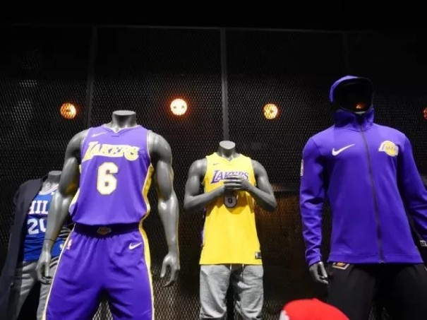 耐克终于把logo印到NBA球衣上，是其与消费者和零售商关系的重构2.jpg