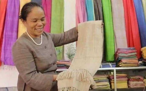越南人从荷花中抽“丝绸”，用来织成布料 竟比蚕丝更柔软！3.jpg