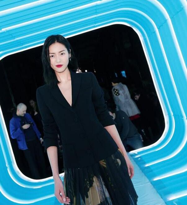 超模刘雯出席米兰时装周Moschino秀 造型吸睛 0.jpg