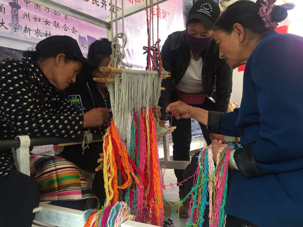 云南德钦生态移民社区开展妇女手工编纺织技能培训0.jpg